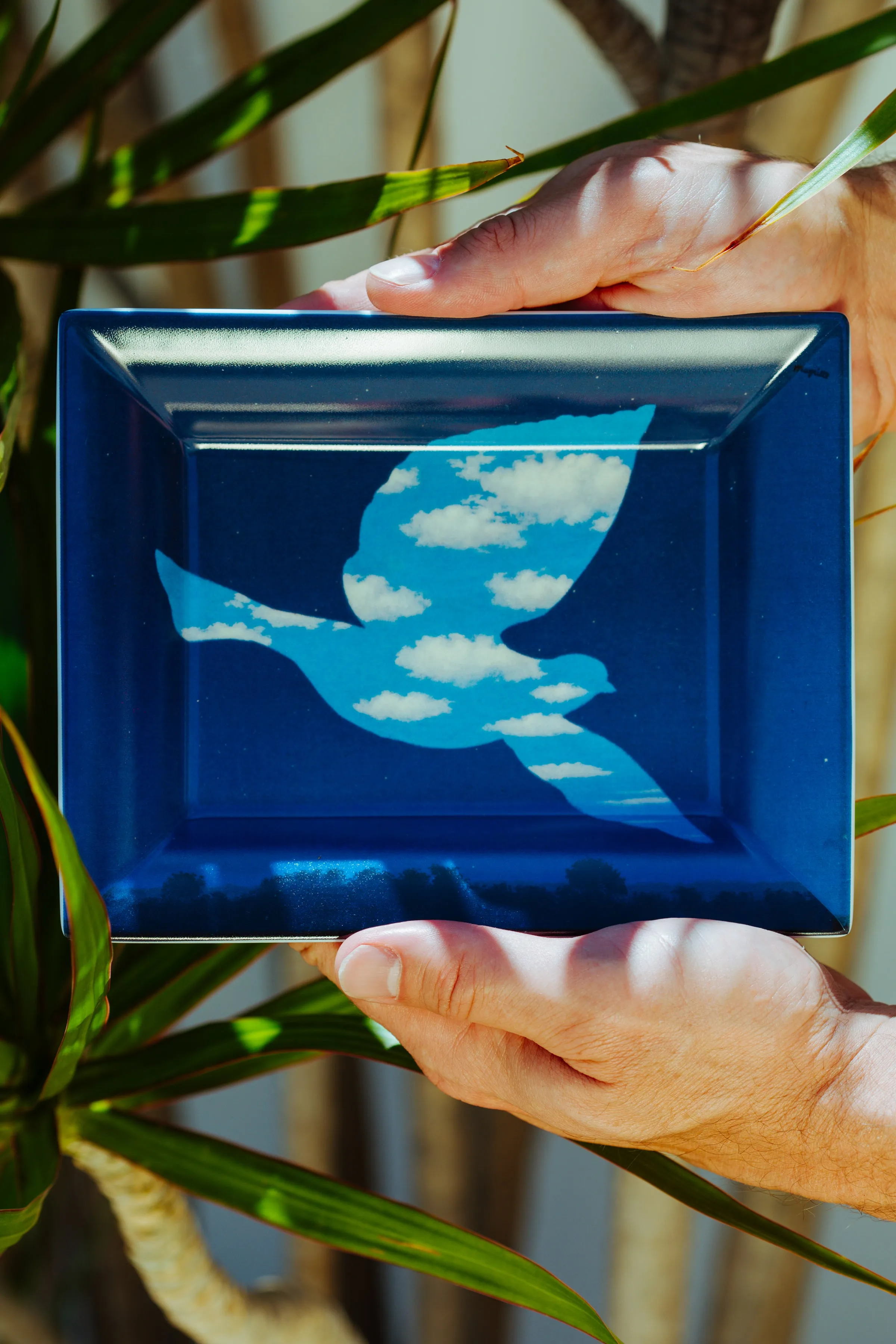 MAGRITTE TRAY IN LIMOGES PORCELAIN LE RETOUR